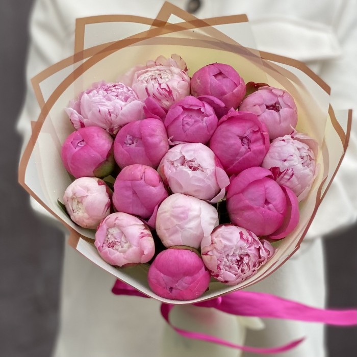 Розовый микс из 17 пионов